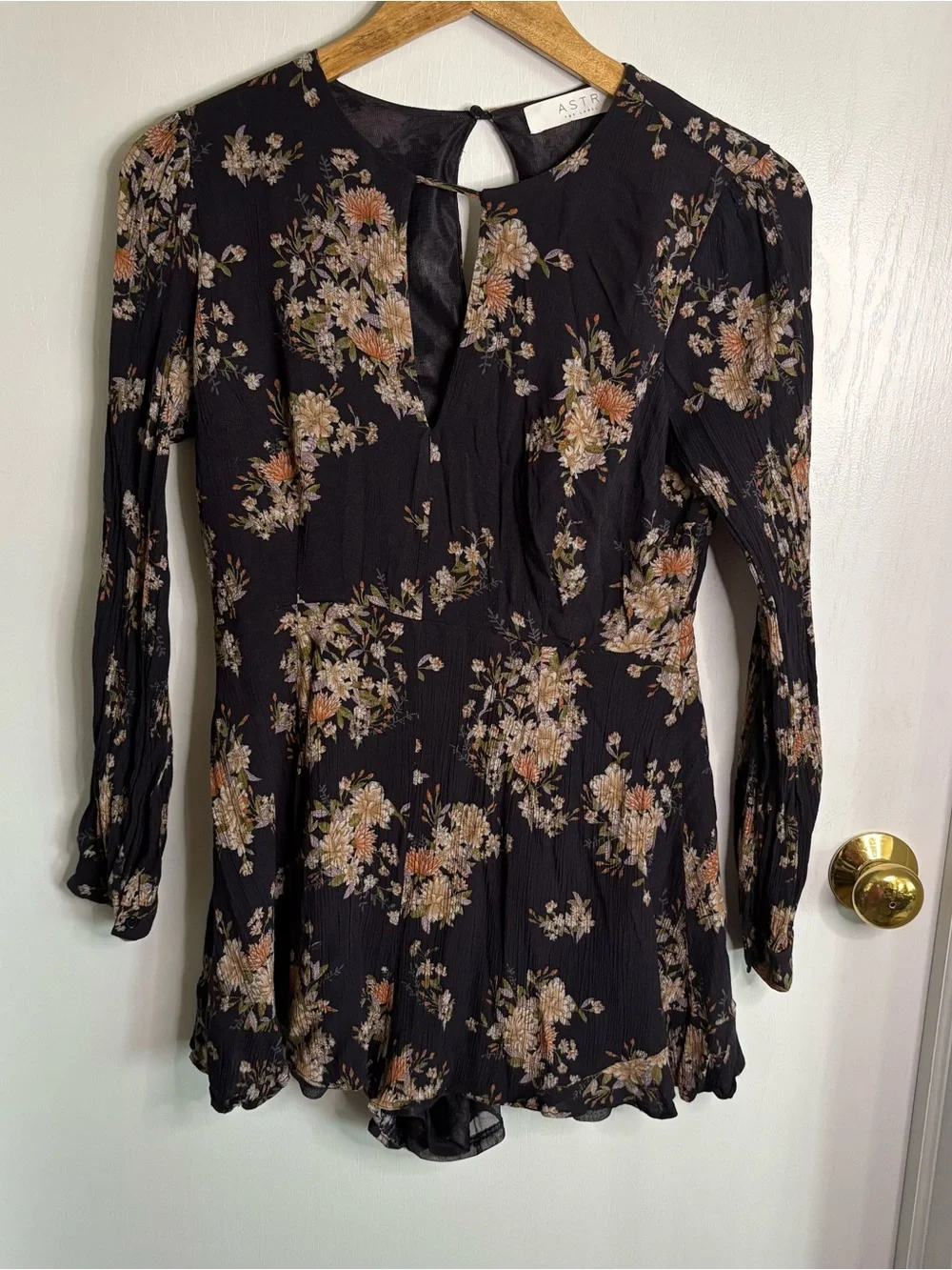 ASTR The Label Sz M Crinkle Floral Romper Keyhole Front and Back Dark Romantic